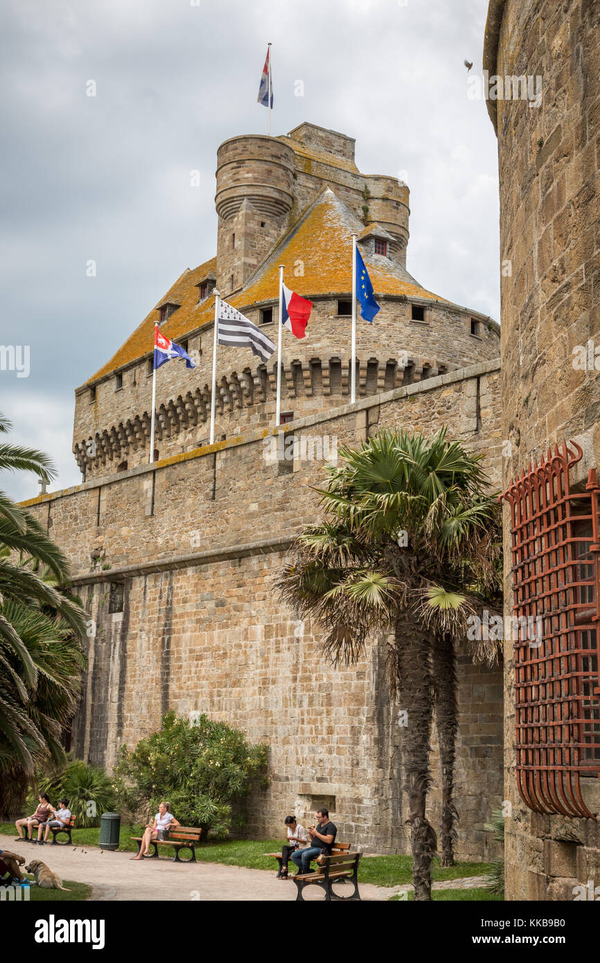 Alle mura cittadine di Saint-Malo, Bretagna, Francia, Europa. Foto Stock