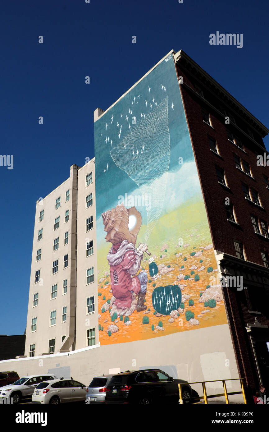 Surreale street arte murale vicino a Portland Art Museum che illustra la figura con testa a guscio dipinto il cielo con le stelle Portland, Oregon, Stati Uniti d'America KATHY DEWITT Foto Stock