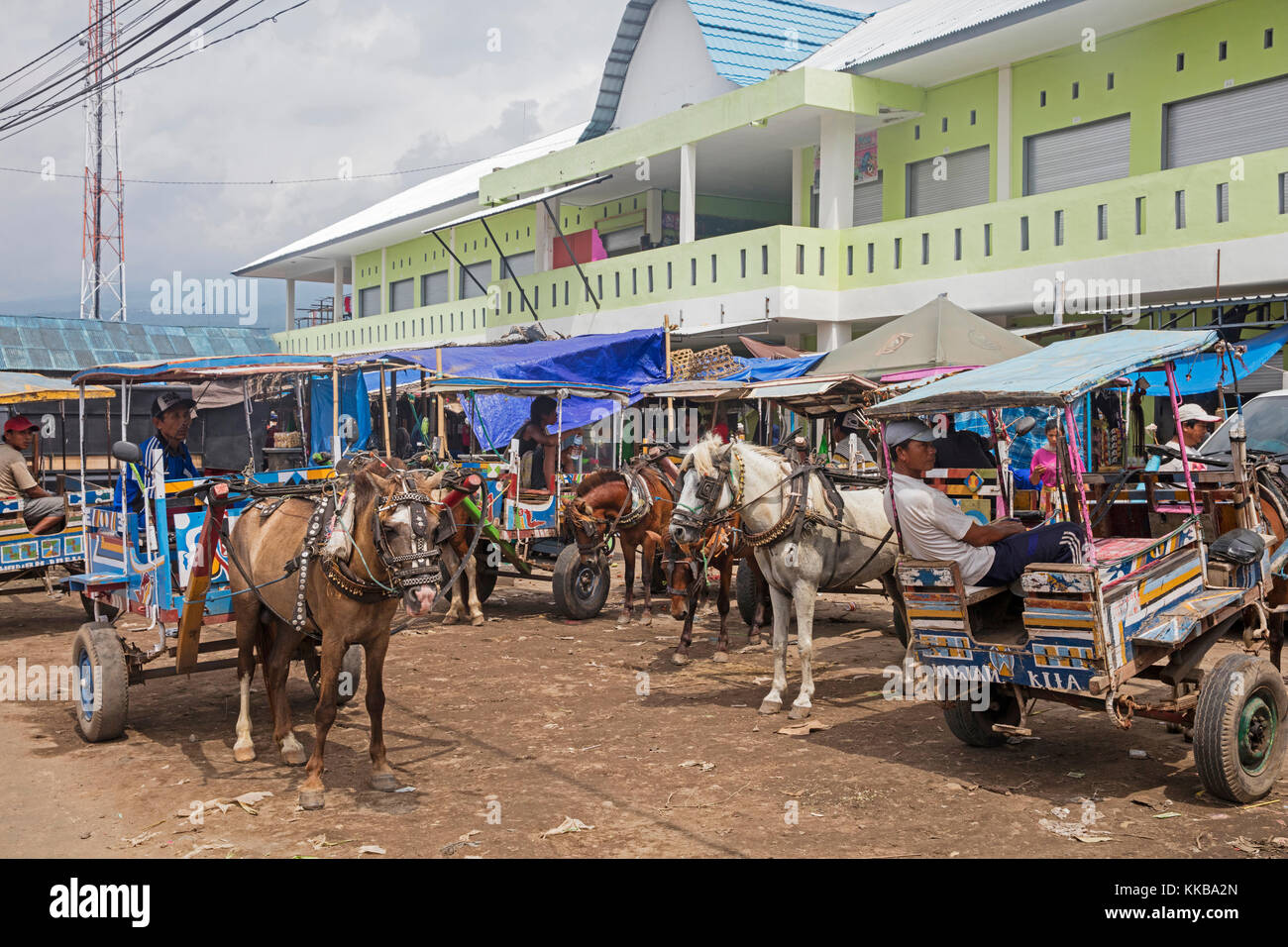 Carrozze trainate da cavalli / cidomos per i mezzi di trasporto pubblico nella città labuhan lombok / tanjung il kayangan sull'Isola di Lombok, INDONESIA Foto Stock