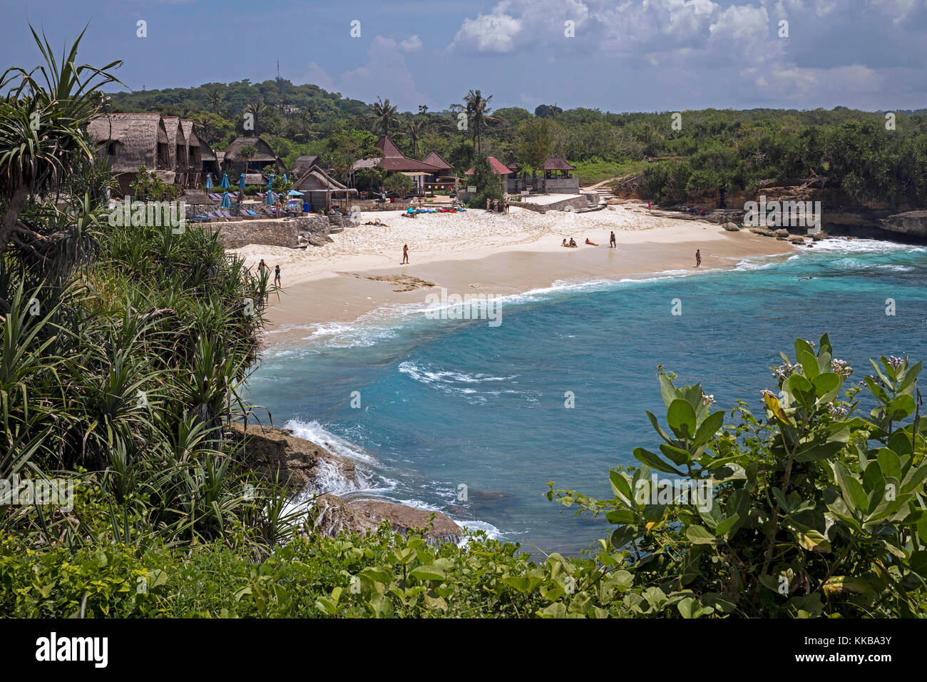 I turisti occidentali presso holiday resort spiaggia da sogno di capanne sull'isola Nusa Lembongan vicino a Bali, in Indonesia Foto Stock