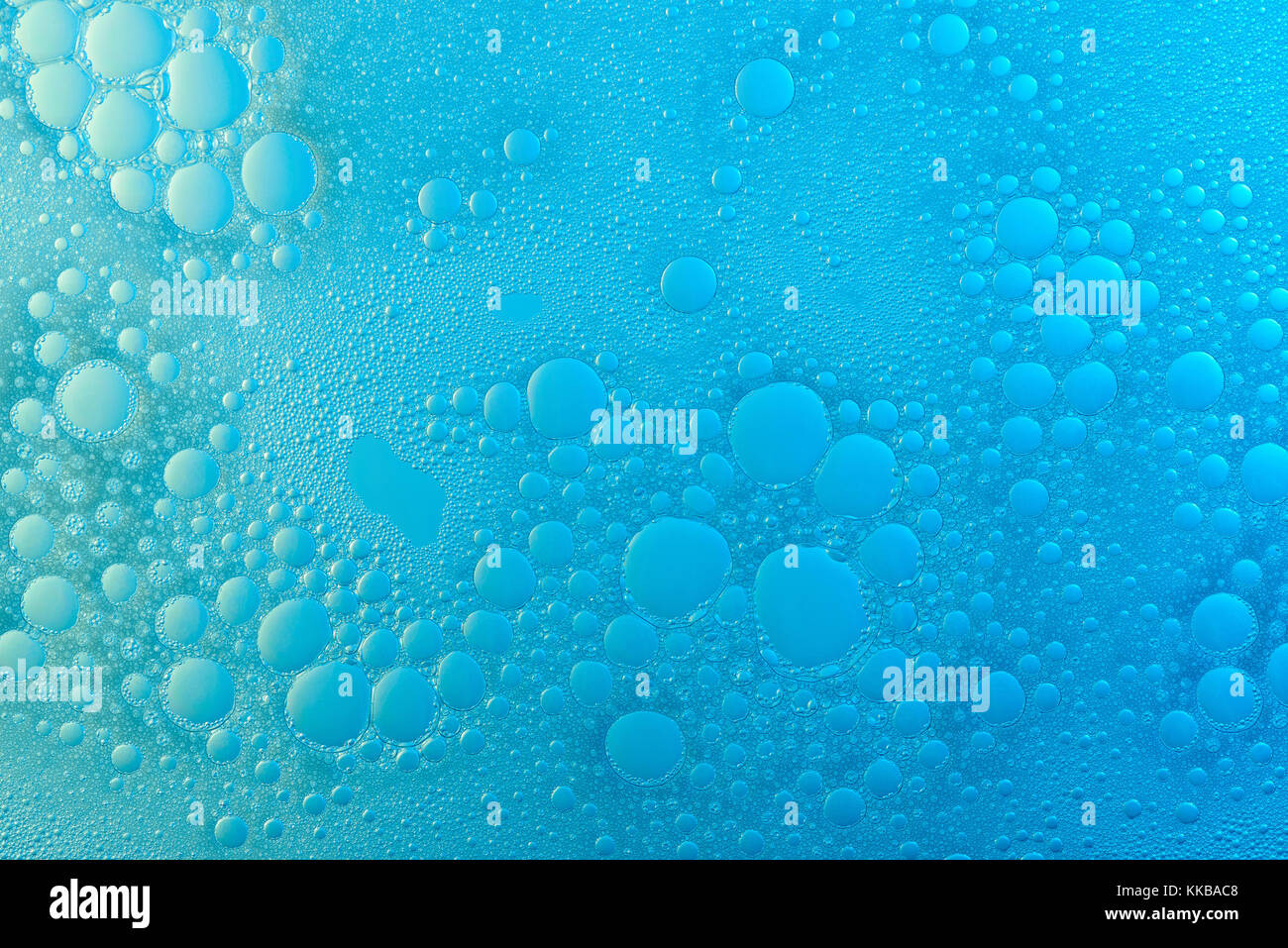 Sfondo blu espanso astratto. Consistenza di acqua saponata con bolle Foto Stock