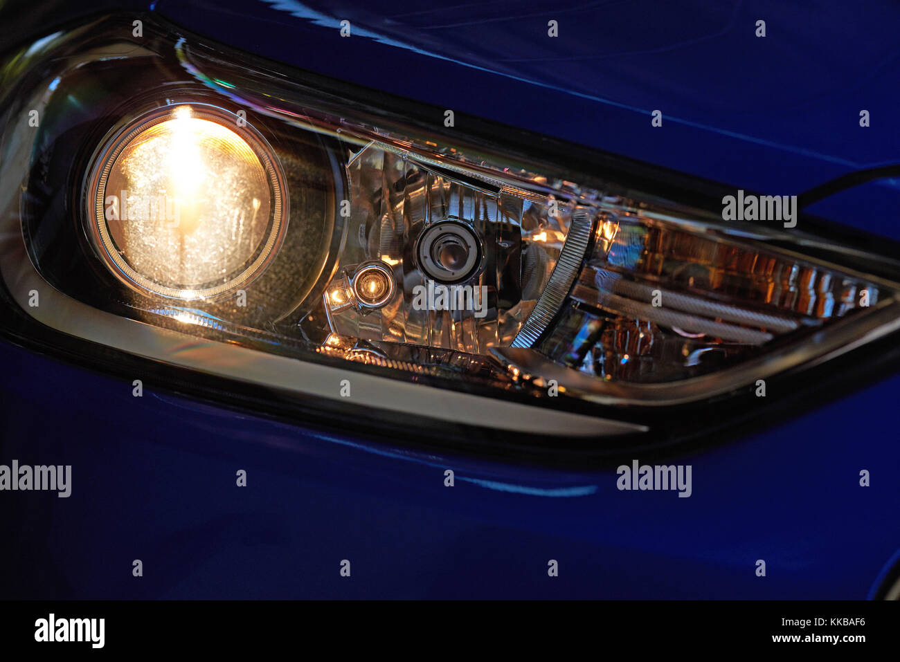La luce proveniente da una macchina moderna ottica. luce brillante dal faro di auto Foto Stock