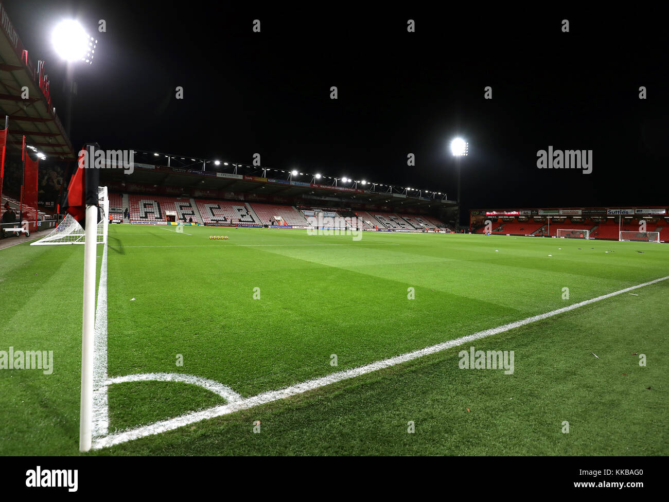 Una vista generale del campo dalla bandiera d'angolo prima della partita della Premier League al Vitality Stadium di Bournemouth. PREMERE ASSOCIAZIONE foto. Data immagine: Mercoledì 29 novembre 2017. Vedi PA storia CALCIO Bournemouth. Il credito fotografico dovrebbe essere: Steven Paston/PA Wire. RESTRIZIONI: Nessun utilizzo con audio, video, dati, elenchi di apparecchi, logo di club/campionato o servizi "live" non autorizzati. L'uso in-match online è limitato a 75 immagini, senza emulazione video. Nessun utilizzo nelle scommesse, nei giochi o nelle pubblicazioni di singoli club/campionati/giocatori. Foto Stock