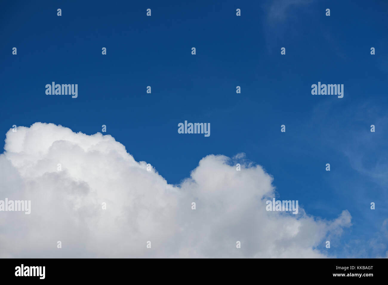 Una grande nuvola bianca sul profondo blu pulire il giorno sky Foto Stock