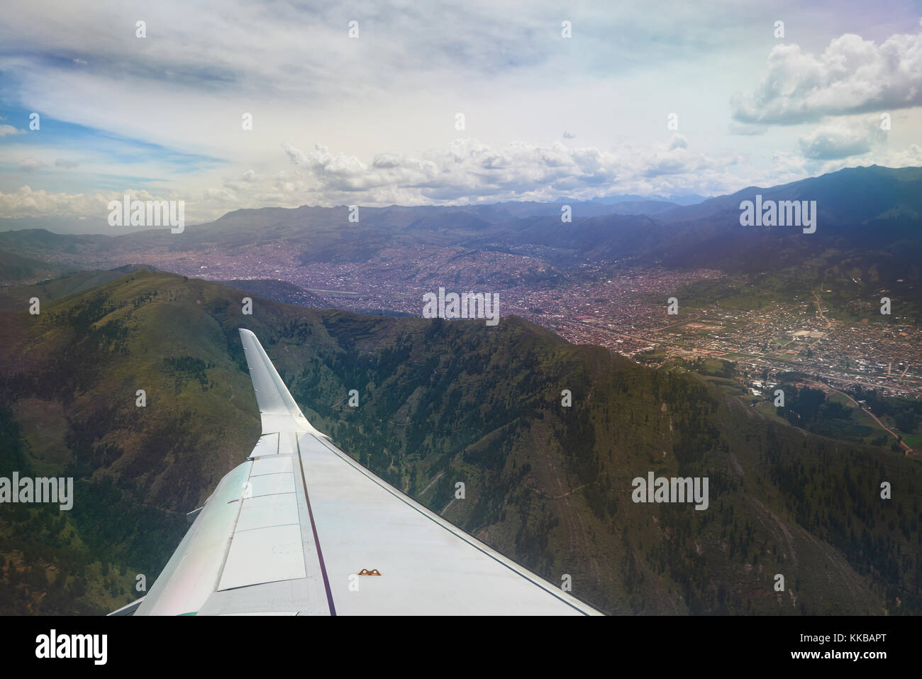 Ala di aeroplano sotto la città in montagna con la città di Cusco Peru Foto Stock