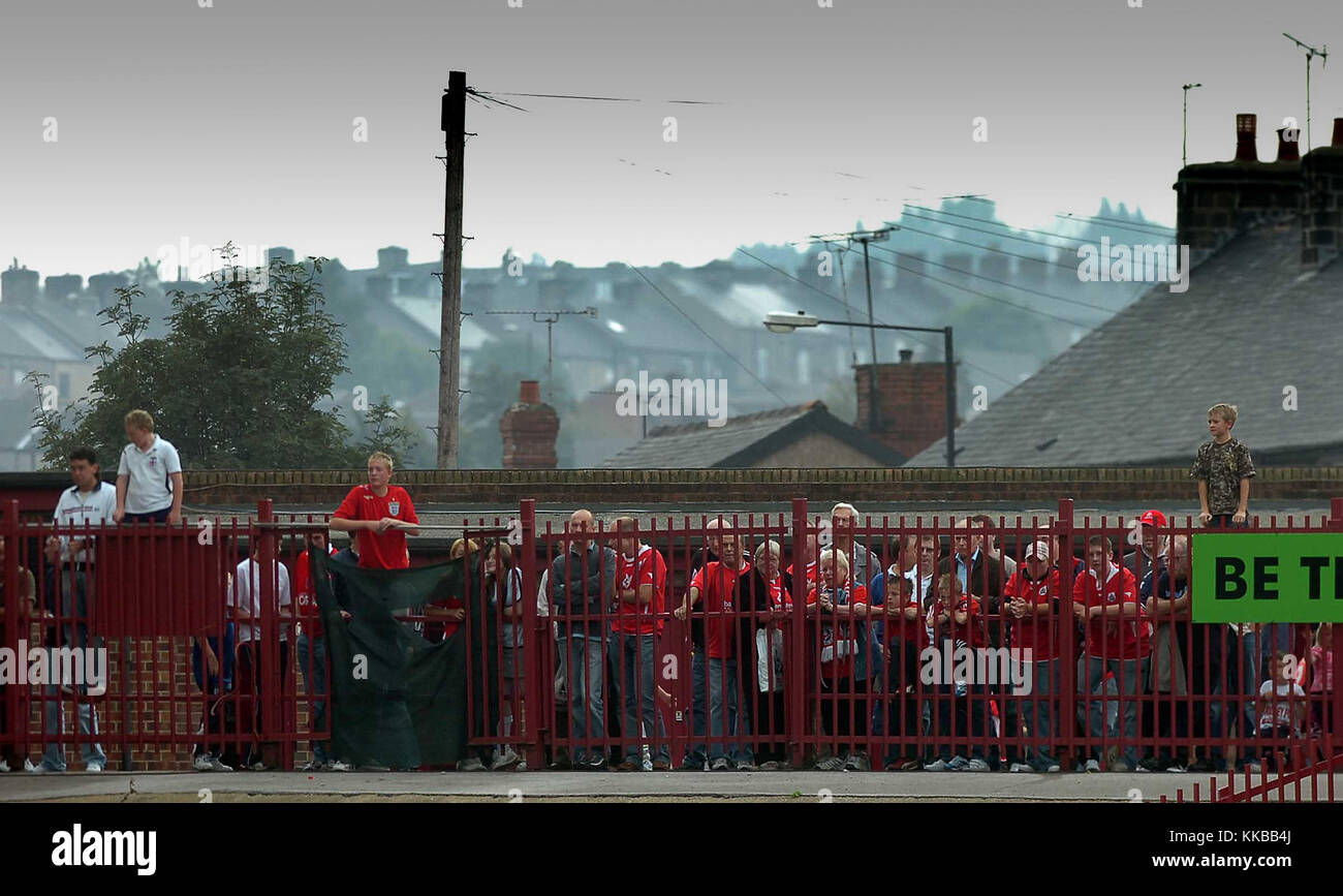 Barnsley tifosi guardare i loro team attraverso la recinzione Oakwell stadium 2006 Foto Stock