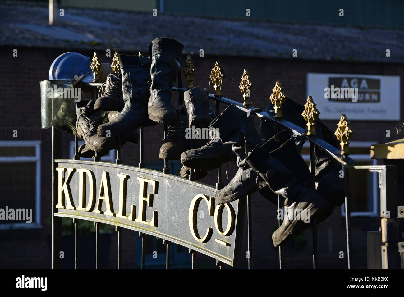 Oltre 300 anni di storia si conclude con la chiusura della fonderia di Coalbrookdale. Lavoratori licenziati riagganciare i loro stivali in un gesto simbolico. Foto Dave Bagnall Foto Stock