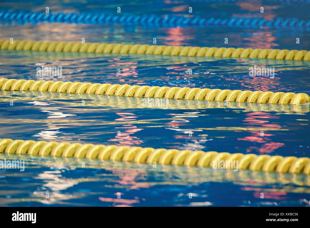 Corsie in piscina con pulite acque blu. riflessione su blu acqua di piscina Foto Stock