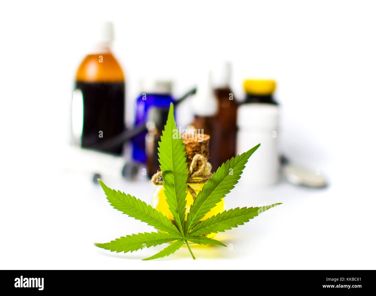 Foglia di marijuana e olio di cannabis bottiglie isolato su bianco Foto Stock