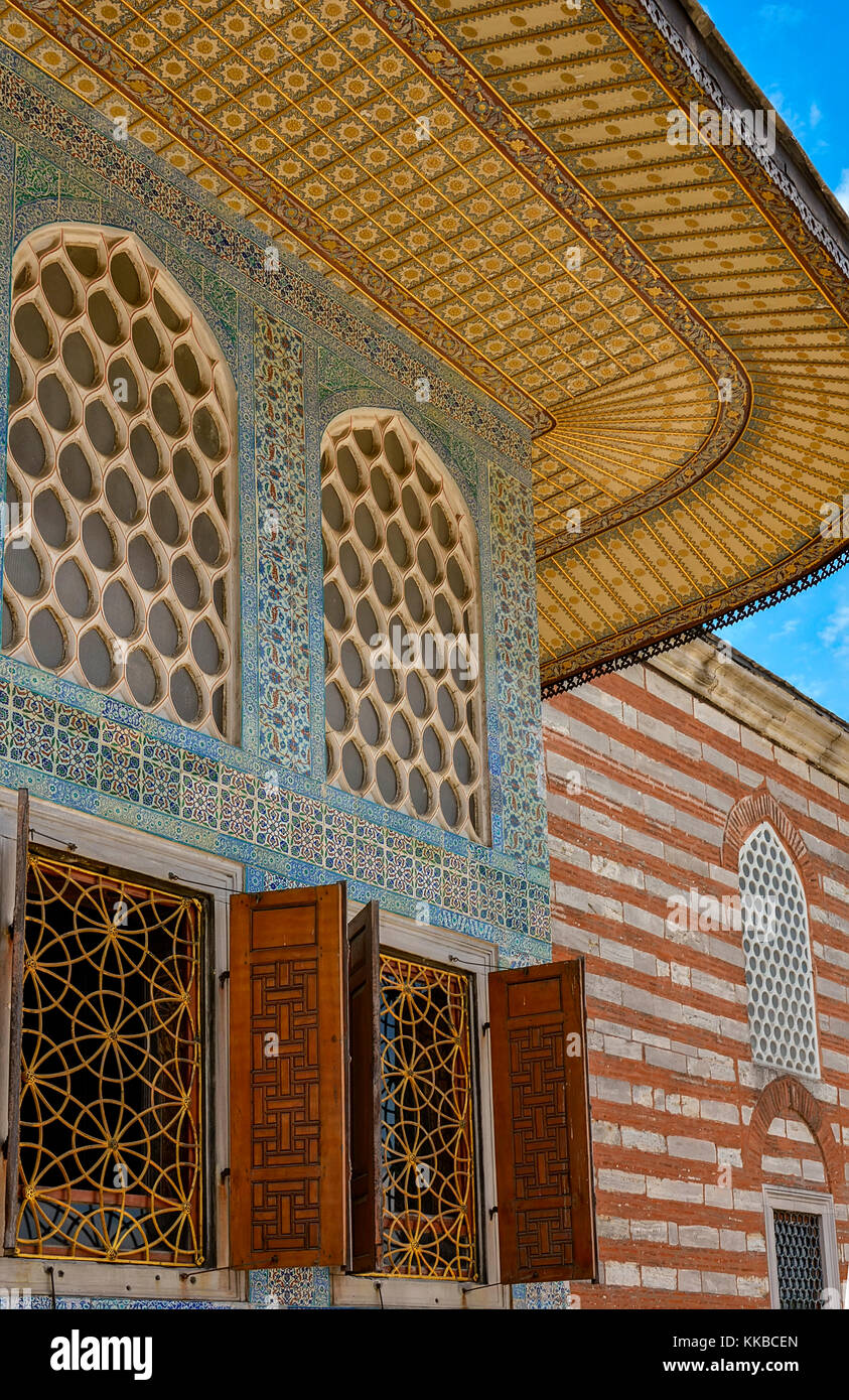 Vecchia facciata nell'area interna destinata all'harem del Palazzo Topkapi a Istanbul Foto Stock