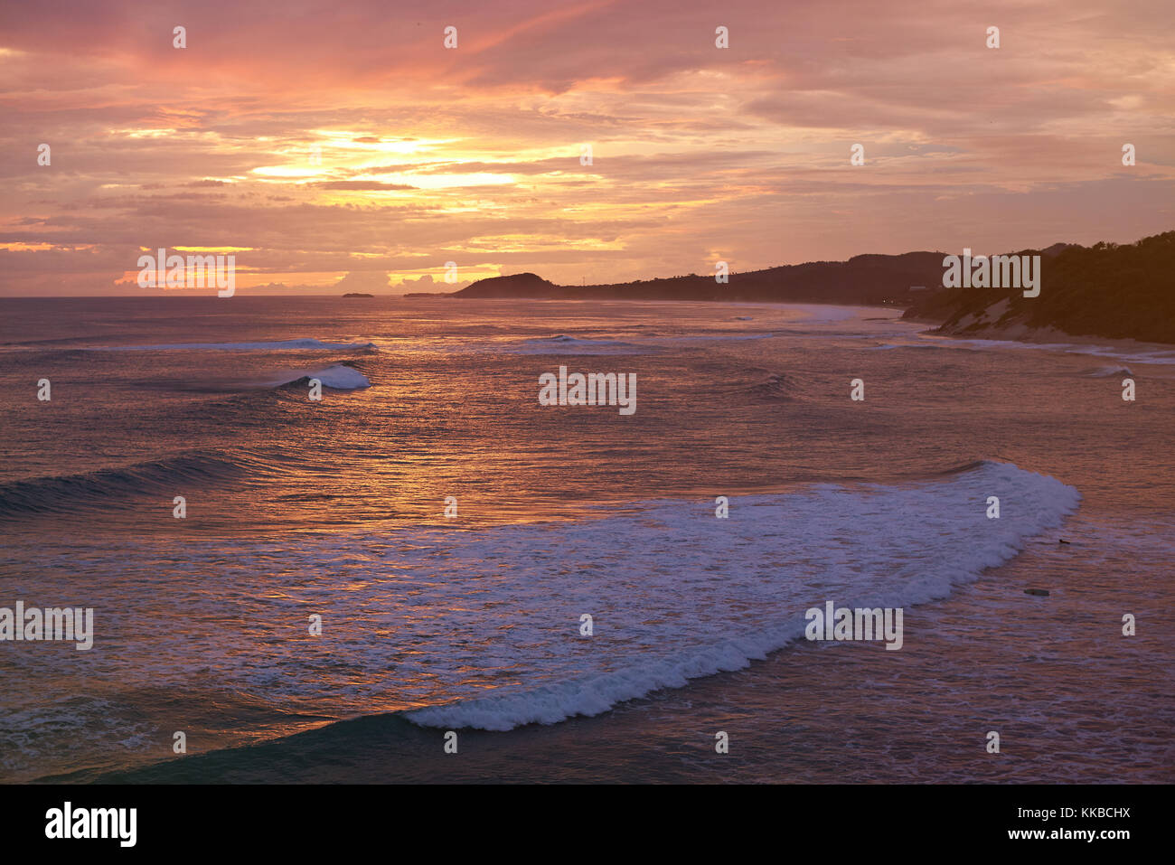 Colorato tramonto sulla costa dell'oceano vista aerea. grande onda per il surf Oceano in Nicaragua Foto Stock