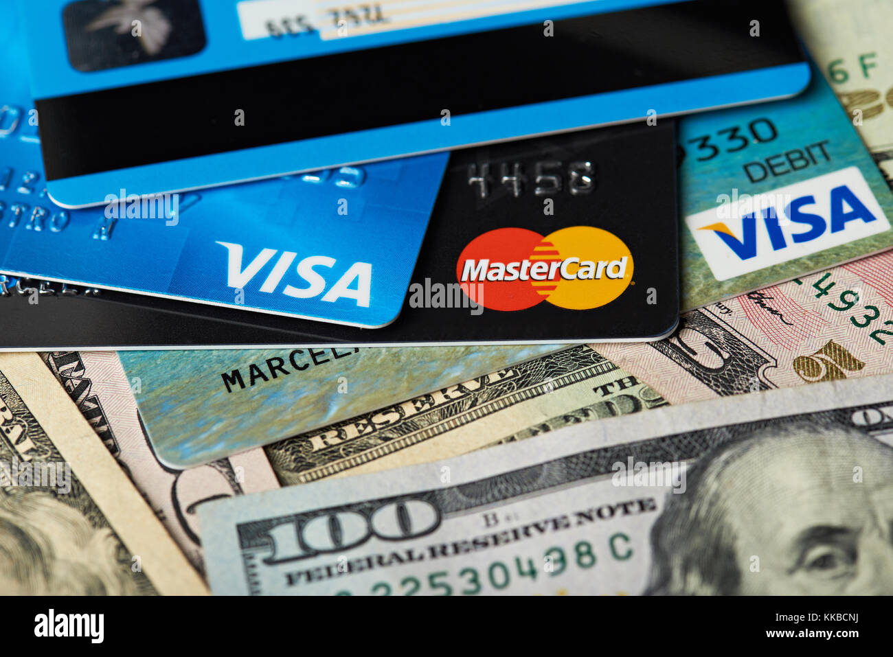 New york, Stati Uniti - 24 agosto 2017: Primo piano di Visa e Mastercard si basa sul denaro in dollari Foto Stock
