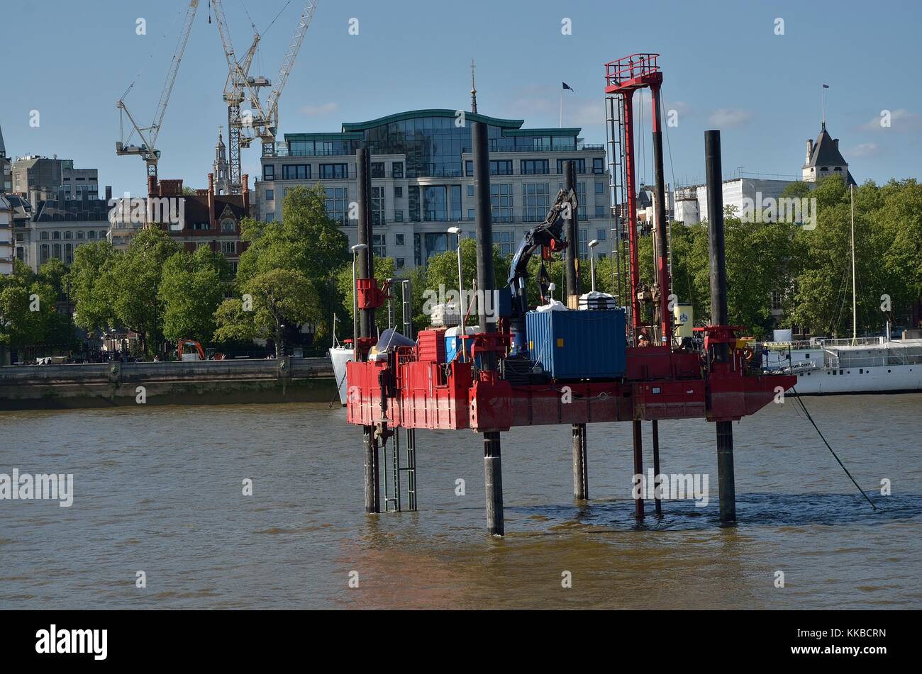 Una passeggiata lungo la riva sud del fiume Tamigi Londra, settore più entusiasmante di questo lato del fiume con vedute e gli artisti di strada. Foto Stock