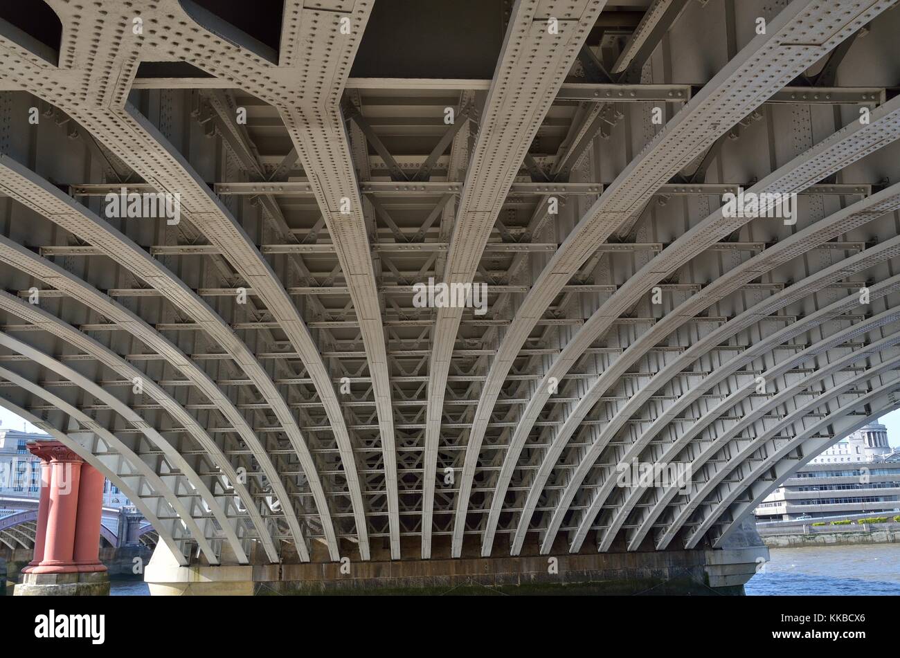 Una passeggiata lungo la riva sud del fiume Tamigi Londra, settore più entusiasmante di questo lato del fiume con vedute e gli artisti di strada. Foto Stock