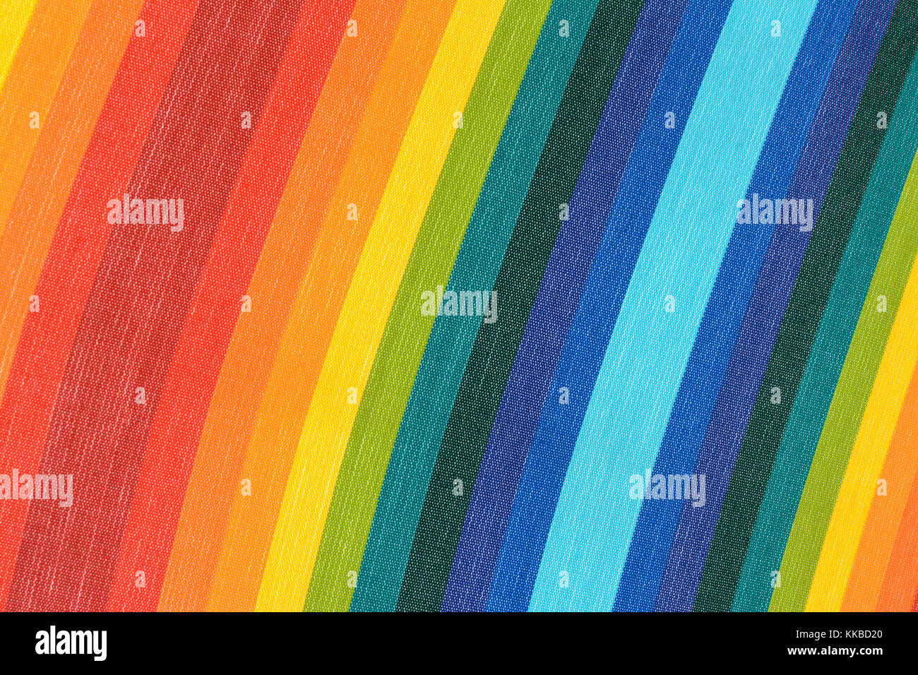 Tela di un ombrellone avente i colori dell'arcobaleno Foto Stock