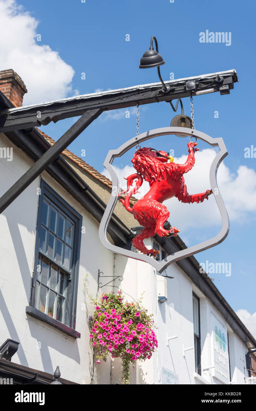 Pub il segno del xv secolo Red Lion Inn, High Street, Billericay, Essex, Inghilterra, Regno Unito Foto Stock
