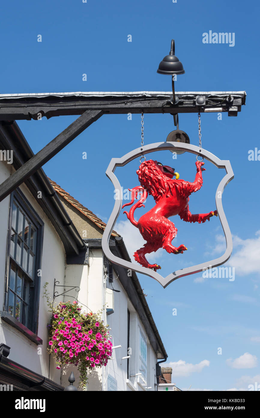 Pub segno del xv secolo Red Lion Inn, High Street, Billericay, Essex, Inghilterra, Regno Unito Foto Stock