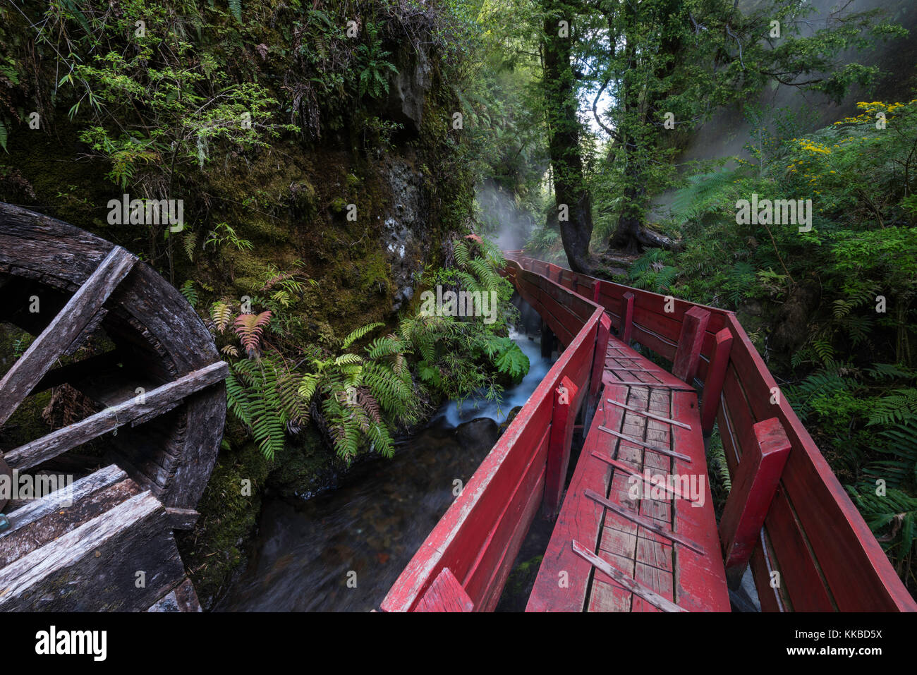 Camminando per le sfilate di moda tra le sorgenti calde piscine di Termas Geometricas, vicino a Pucon, Cile Foto Stock