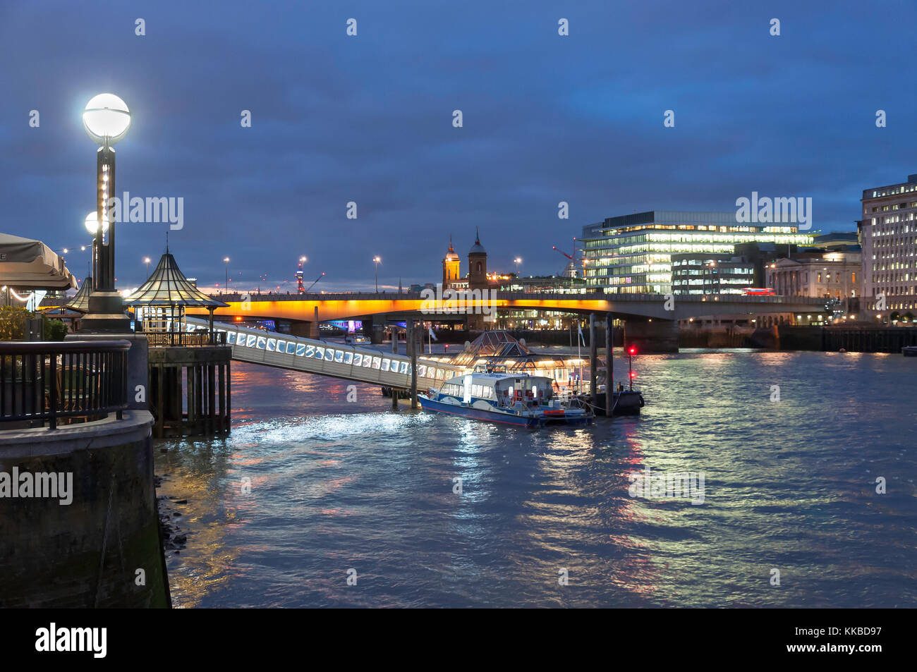 Ponte di Londra City Pier e il fiume Tamigi al crepuscolo, Southwark, Il London Borough di Southwark, Greater London, England, Regno Unito Foto Stock
