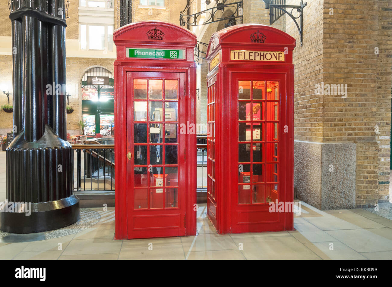 BT cabine telefoniche nel fieno la Galleria, Southwark, Il London Borough di Southwark, Greater London, England, Regno Unito Foto Stock