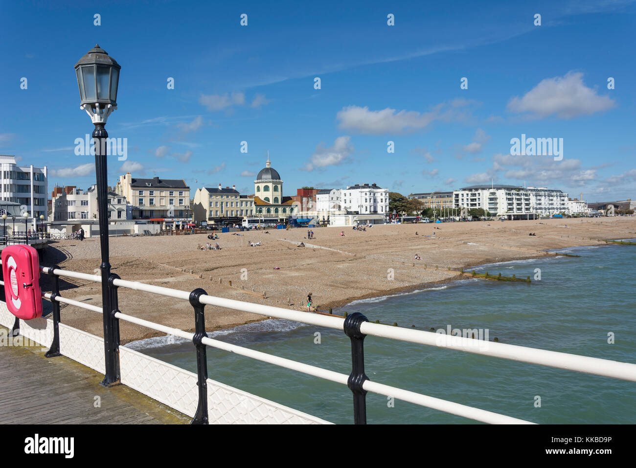La spiaggia e il lungomare da Worthing Pier, Worthing, West Sussex, in Inghilterra, Regno Unito Foto Stock