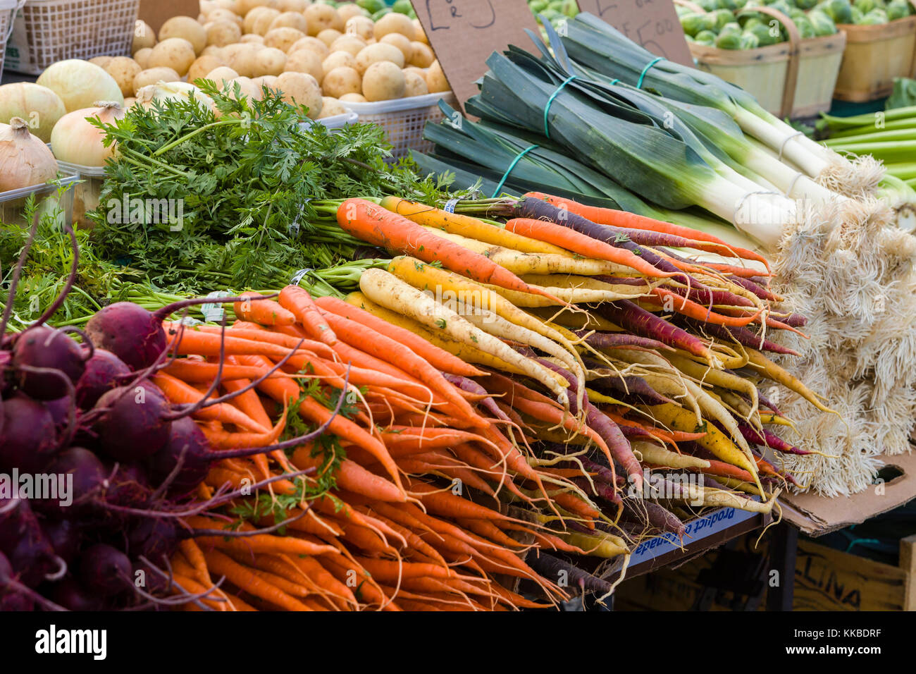 Gli agricoltori che mostra mercato di prodotti freschi per la vendita. Foto Stock