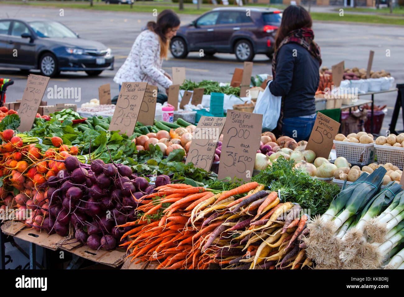 Gli agricoltori che mostra mercato di prodotti freschi per la vendita. Foto Stock