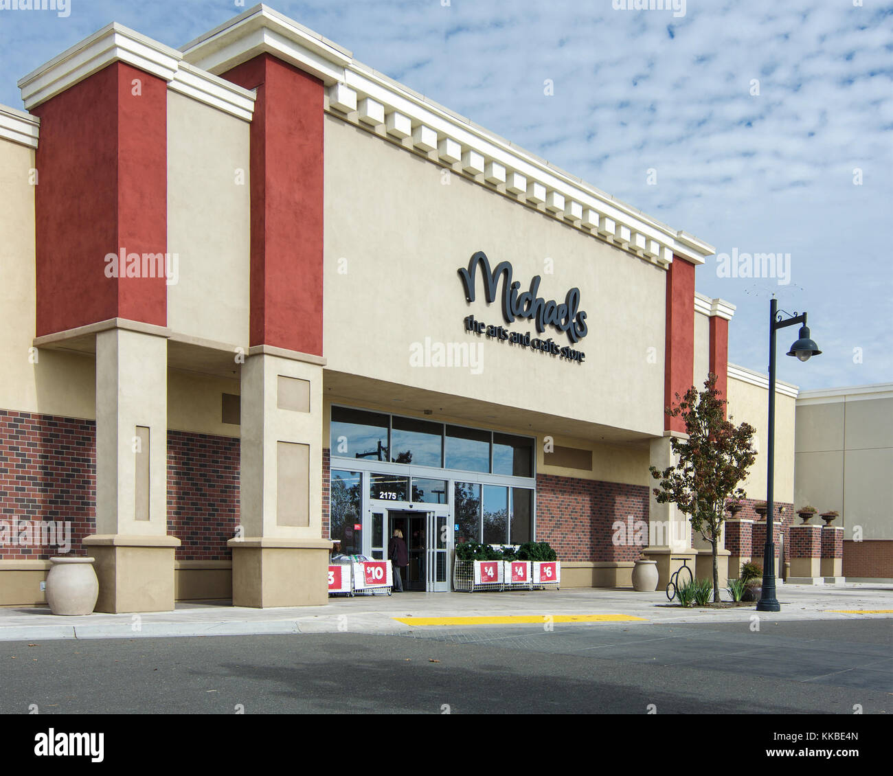 Michaels il Negozio di Arti ed Artigianato a Woodland Gateway Shopping Centre, CALIFORNIA, STATI UNITI D'AMERICA, in una giornata di sole con alcune nuvole Foto Stock