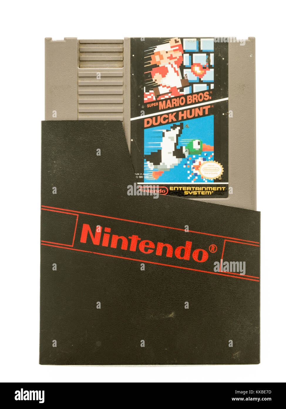 Winneconne, WI - 19 novembre 2017: Una classica cartuccia di giochi Nintendo con Super Mario Brothers e Duck Hunt su uno sfondo isolato. Foto Stock