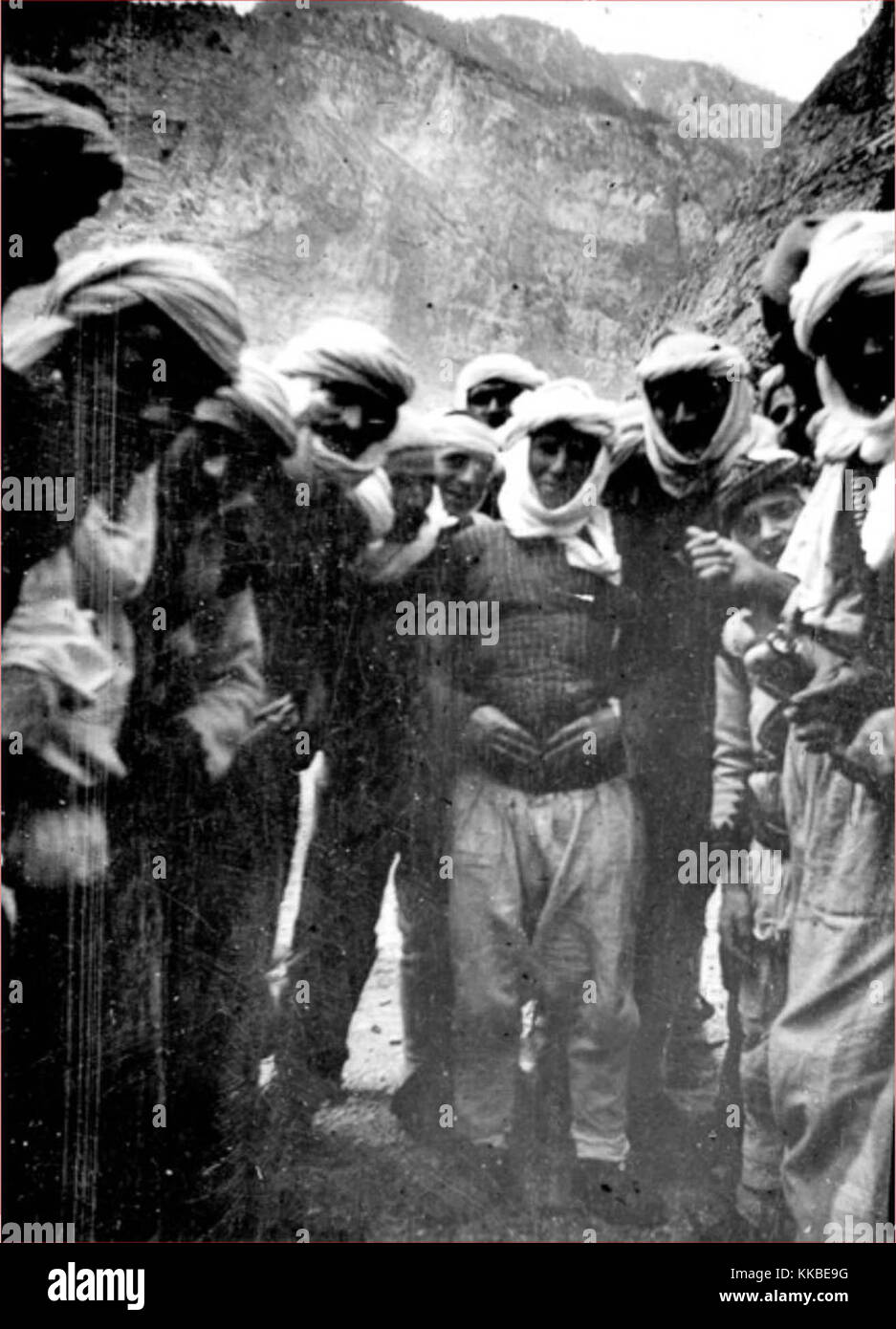 Una giovane vergine giurata circondata da uomini a Selcë, 1908. Foto Stock