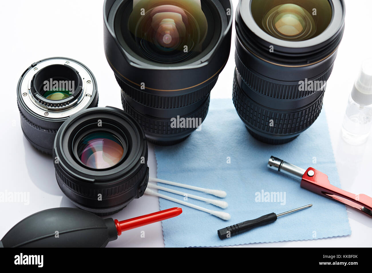 Pulire la lente della fotografia con strumenti di pulizia sulla scrivania vista dall'alto Foto Stock