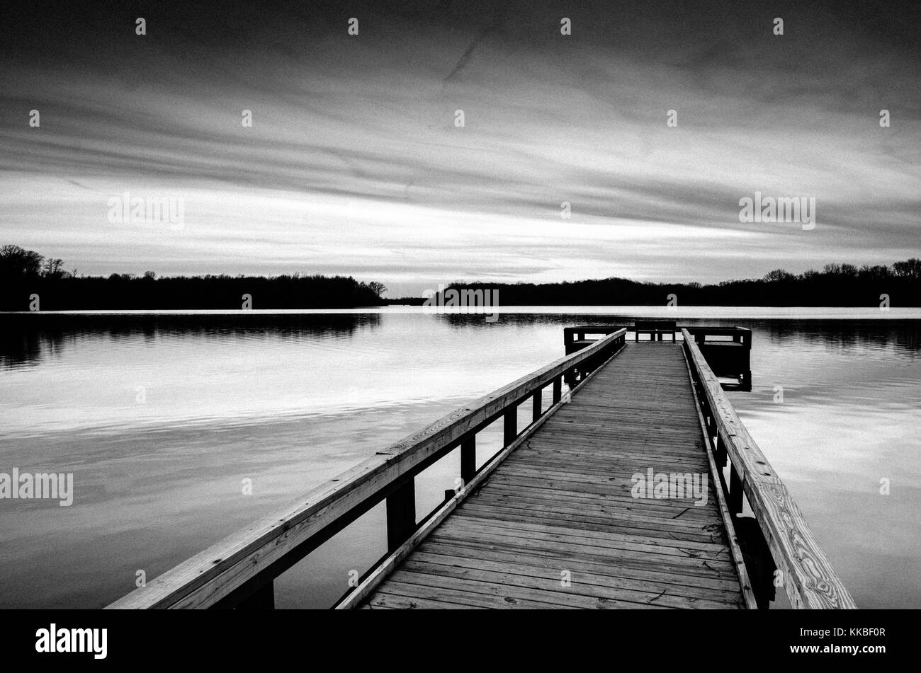 Un legno pesca del molo al tramonto sul lago worster in potato creek parco dello stato nel nord liberty, indiana, Stati Uniti d'America Foto Stock