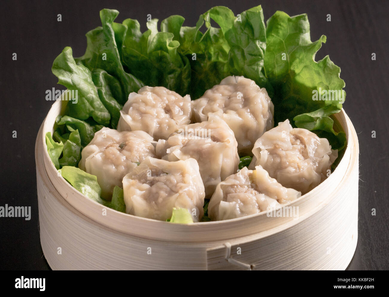Fresco gnocchi di patate al vapore in un tradizionale cinese ciotola di bambù. Foto Stock