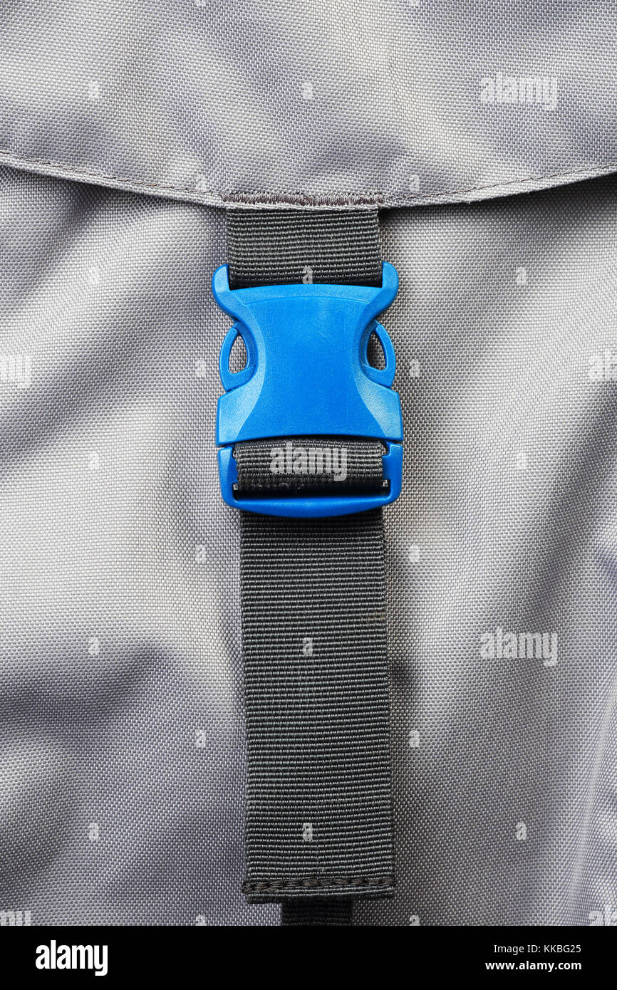 Blu fibbia in plastica di uno zaino di close-up. nuovi accessori per lo zaino. Foto Stock