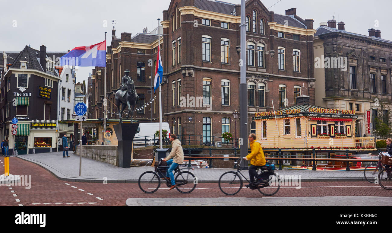I ciclisti sulla Oude Turfmarkt, Amsterdam, Olanda Foto Stock