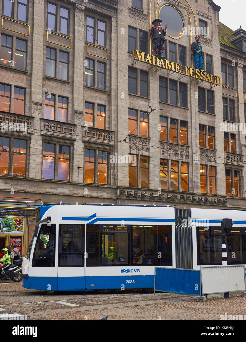 Il tram che passa il Madame Tussauds di Amsterdam e Piazza Dam, Amsterdam, Olanda. Foto Stock