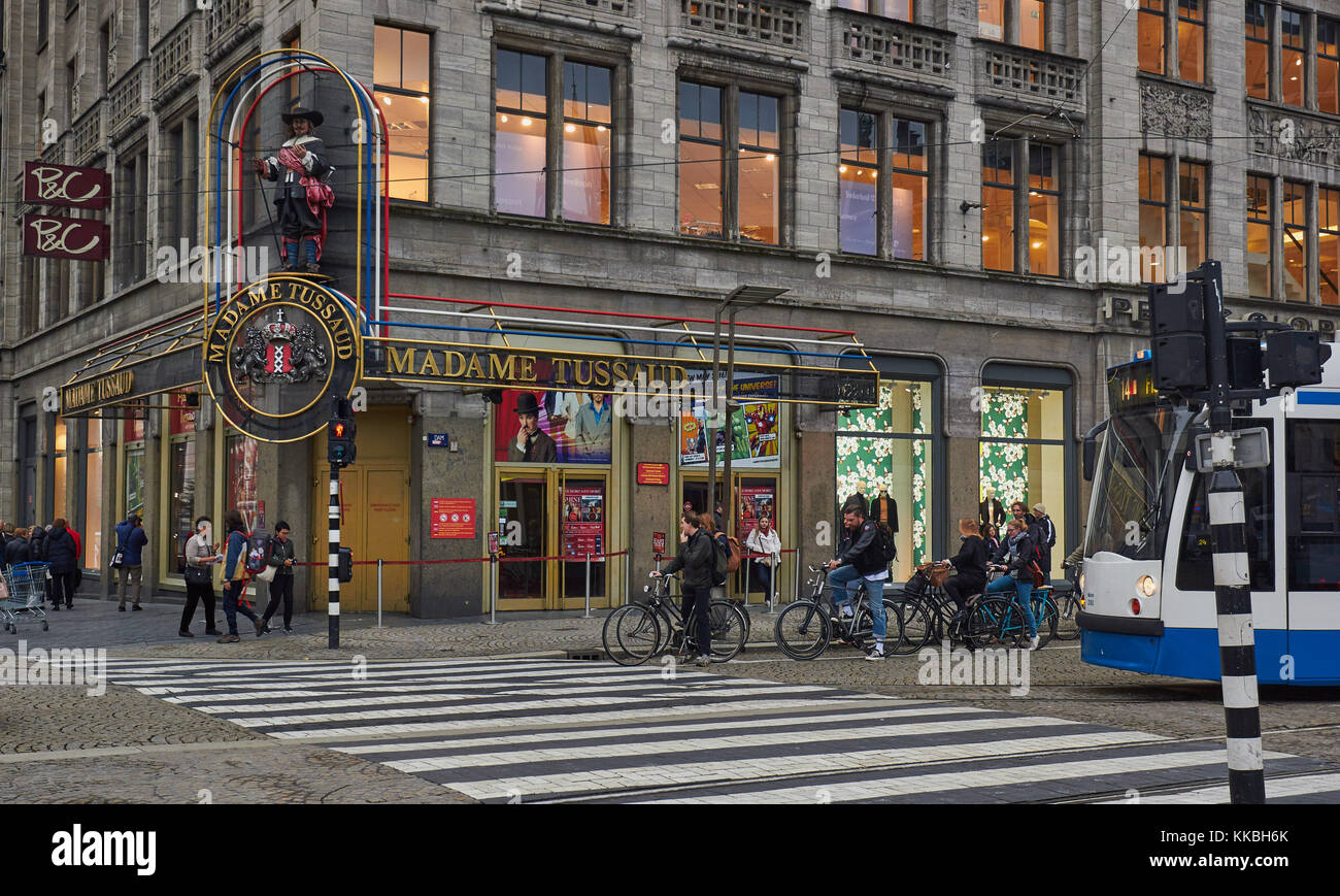 Per i ciclisti e per il tram che passa il Madame Tussauds di Amsterdam e Piazza Dam, Amsterdam, Olanda. Costruito nel 1917 e progettato da A.J. Joling l'edificio è di Rijks Foto Stock