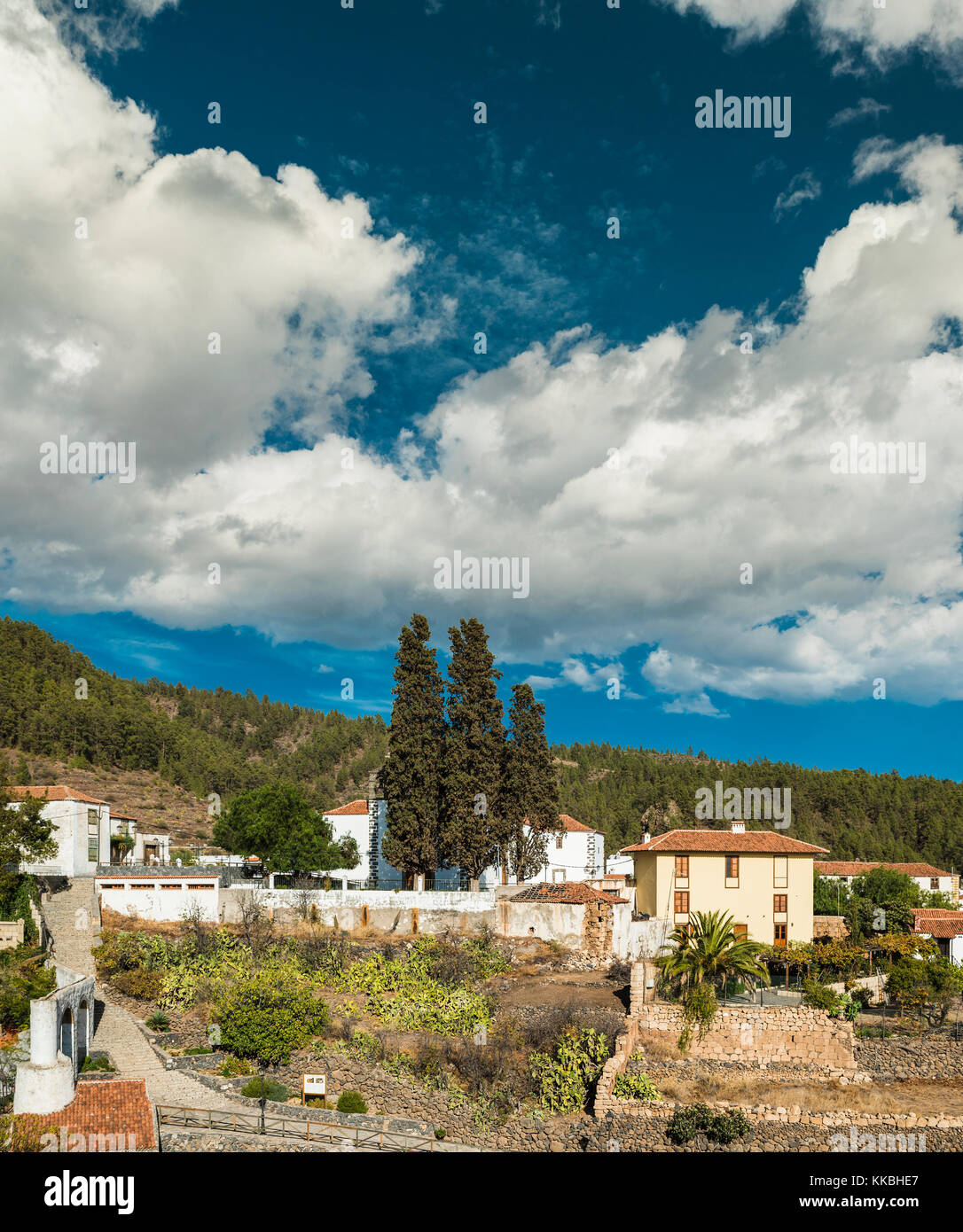 Vista sopra il villaggio di montagna di Vilaflor verso l'Oceano Atlantico, una popolare destinazione turistica dell'isola di Tenerife, Isole Canarie, Spagna Foto Stock