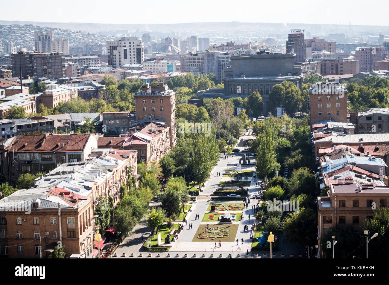 Erevan, Armenia - 8 ottobre 2017: Vista del centro di Erevan e del Teatro Nazionale accademico armeno dell'Opera e del Balletto intitolato a Alexander Spendiar Foto Stock