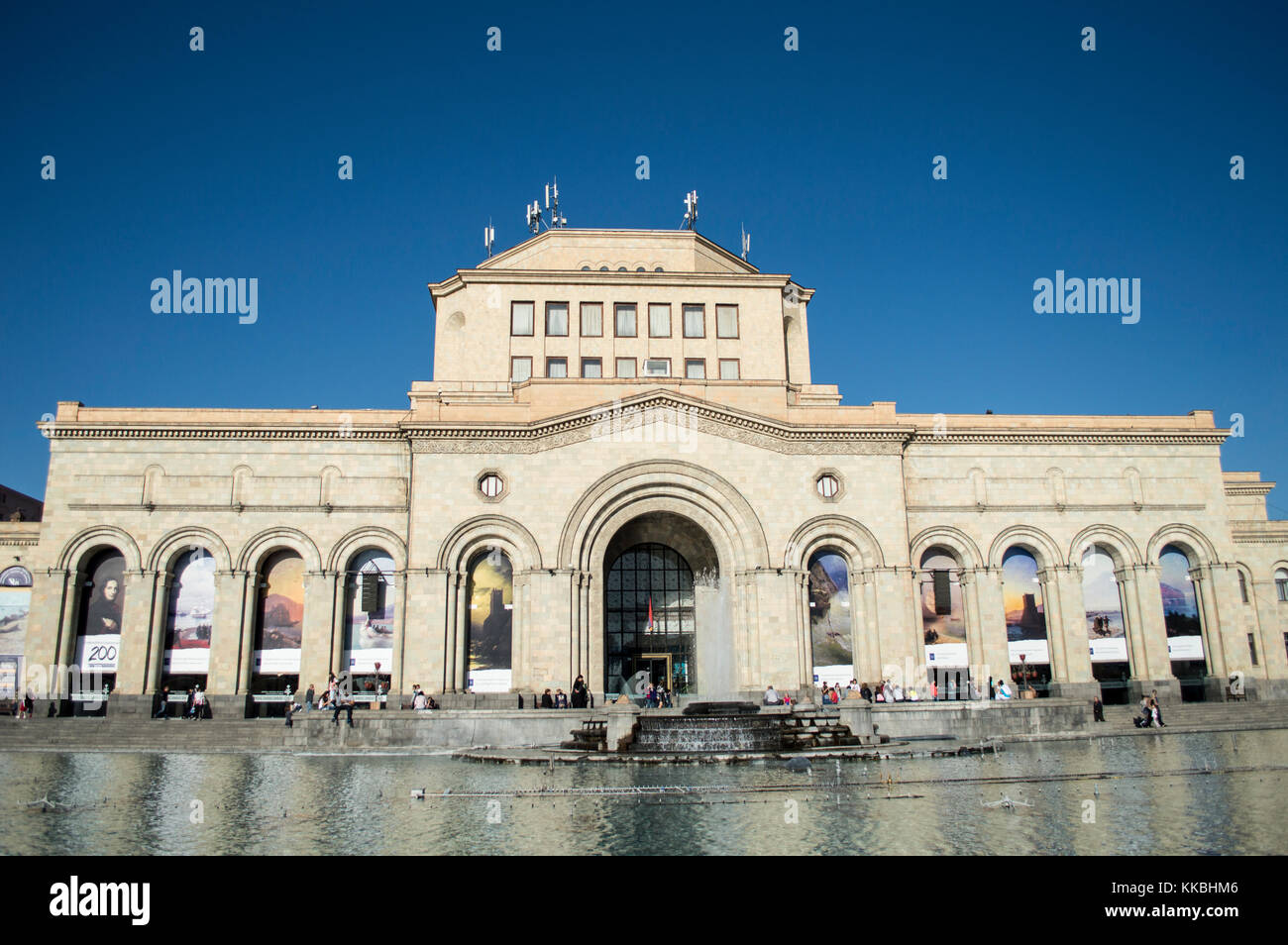 Erevan, Armenia - 8 ottobre 2017: La costruzione della Galleria Nazionale e del Museo di storia dell'Armenia in Piazza della Repubblica a Erevan Foto Stock