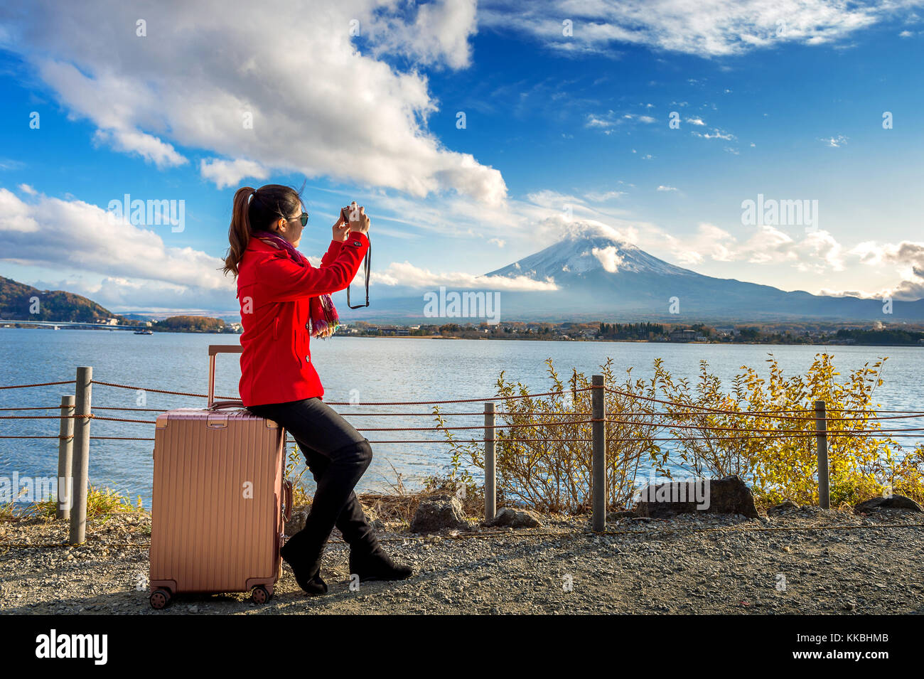 Donna di scattare una foto al Fuji montagne. Autunno in Giappone. concetto di viaggio. Foto Stock