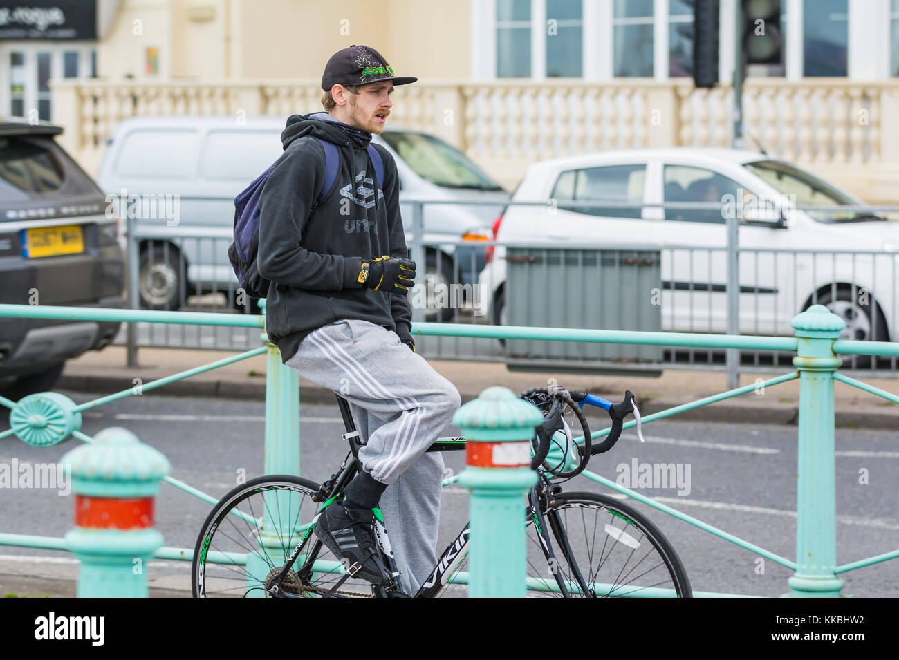 Giovane uomo in bicicletta senza le mani sul manubrio. Foto Stock