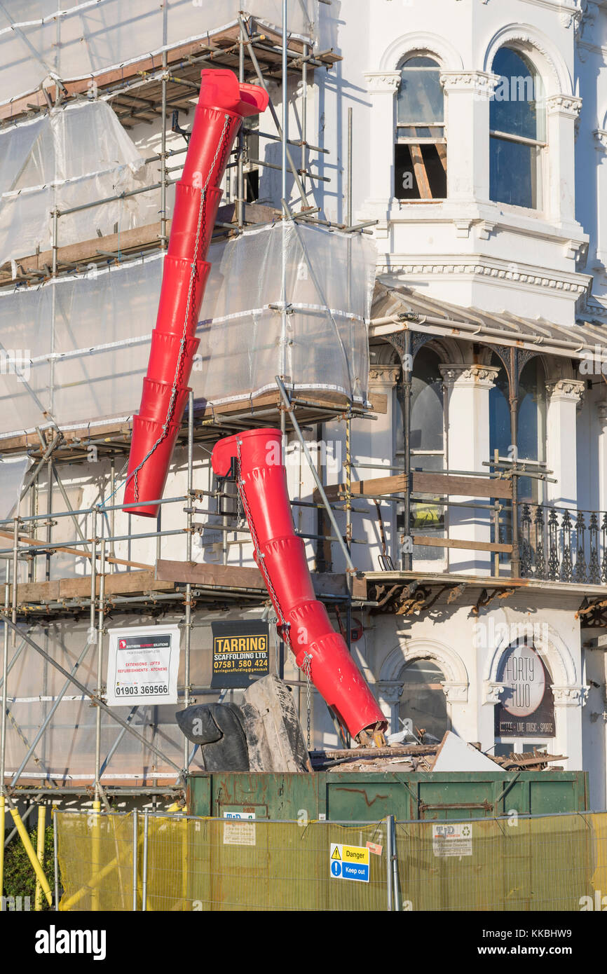 Spazzatura e macerie scivolo sul lato di un edificio in fase di ristrutturazione nel Regno Unito. Foto Stock