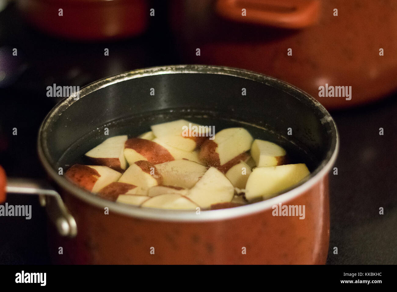 Il cibo viene preparato in una cucina di paese per la festa Foto Stock