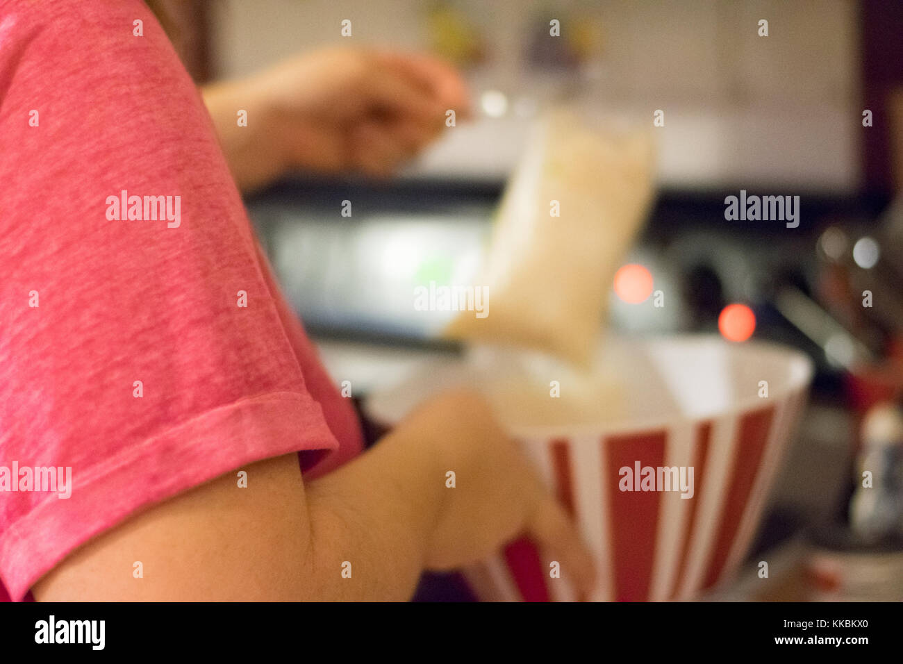 Il cibo viene preparato in una cucina di paese per la festa Foto Stock