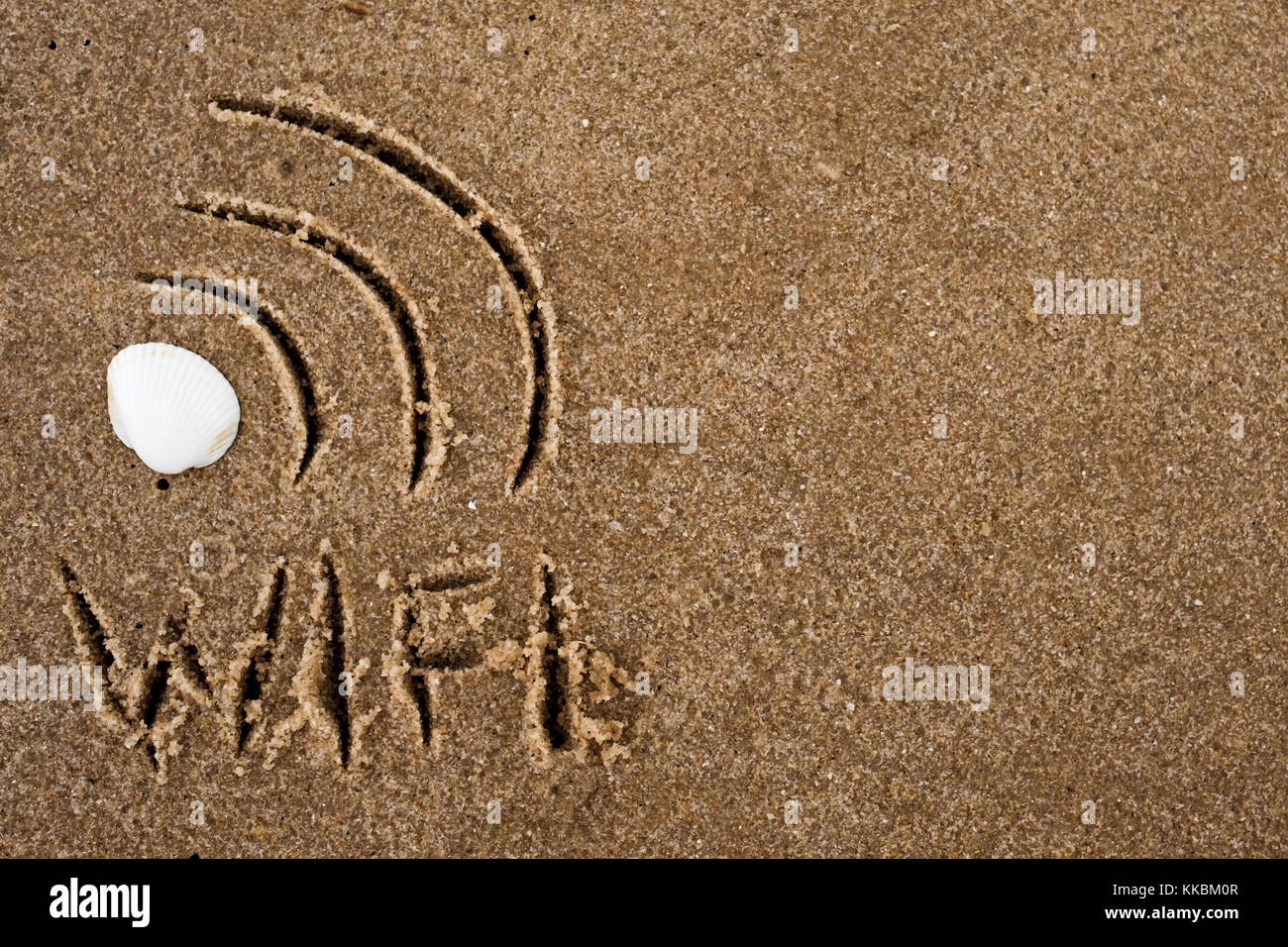 Wi fi segno tracciato nella sabbia. testo wifi sulla sabbia. Foto Stock