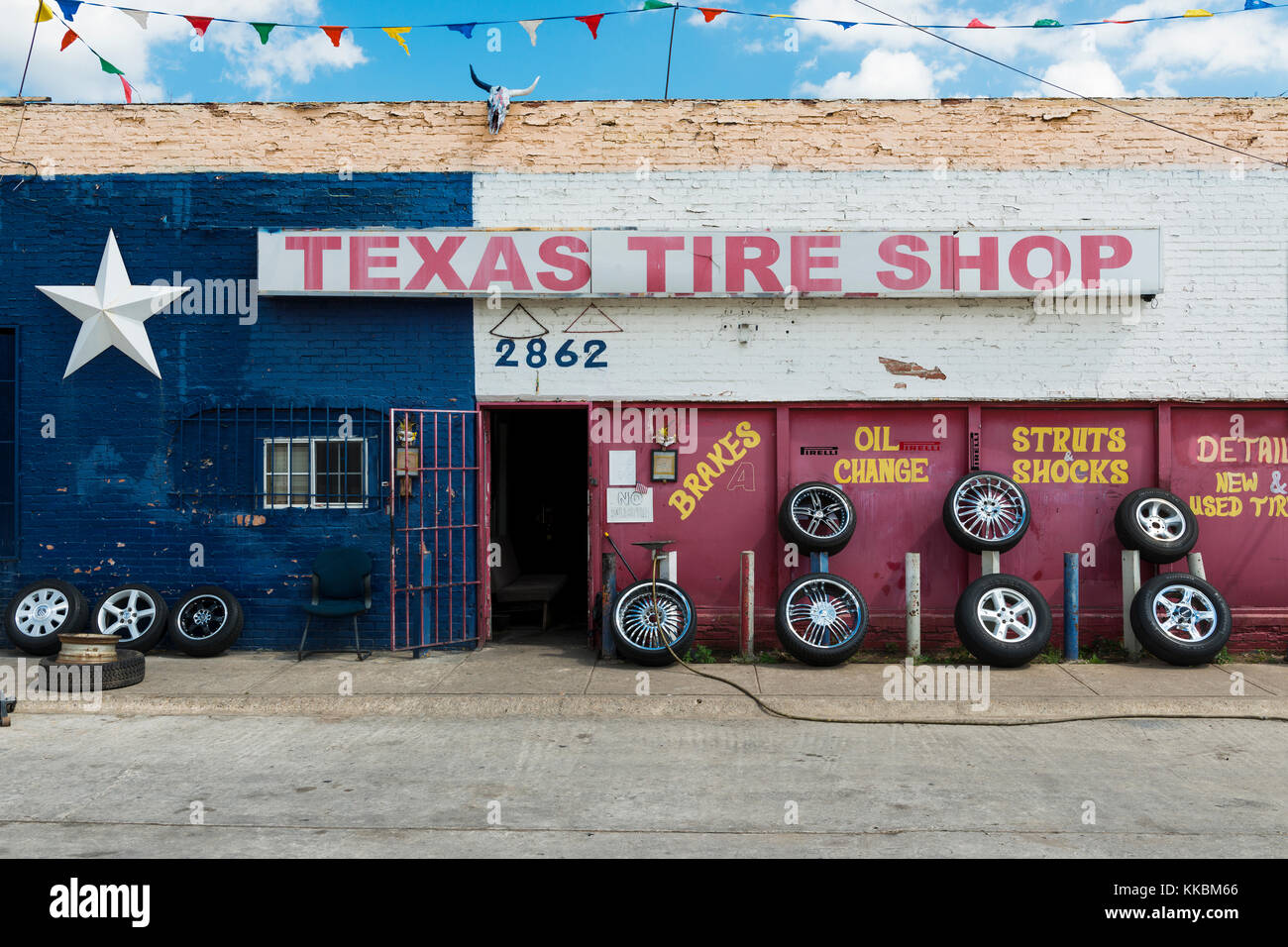 Forth Worth in Texas - 10 giugno 2014: la parte esterna di un pneumatico negozio con la bandiera del texas dipinte in facciata, nella città di Forth Worth, Texas, Stati Uniti d'America Foto Stock