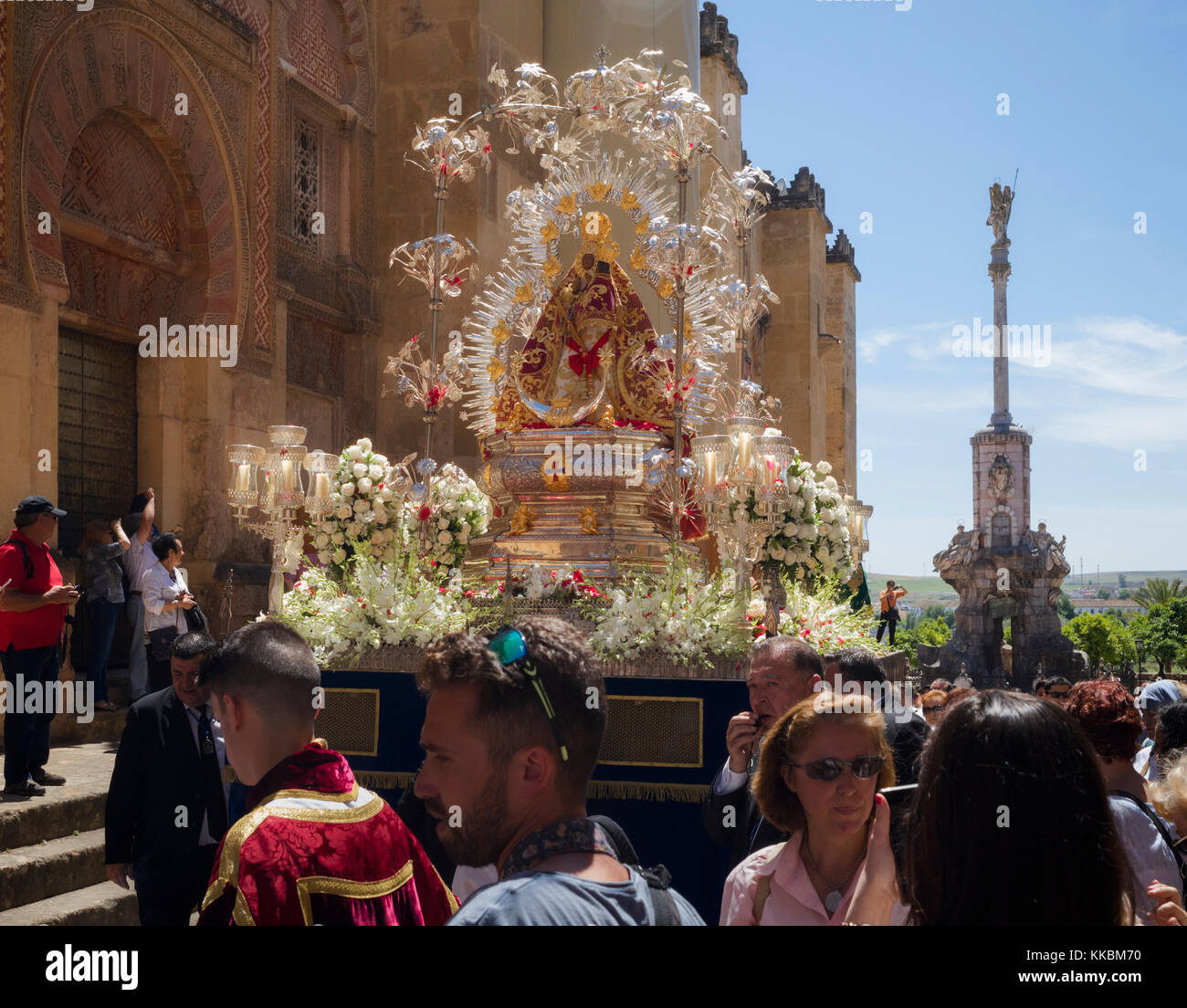 Cordoba, in provincia di Cordoba, Andalusia, Spagna meridionale. processione religiosa in calle torrijas, passando dalla parete occidentale della moschea. histor Foto Stock
