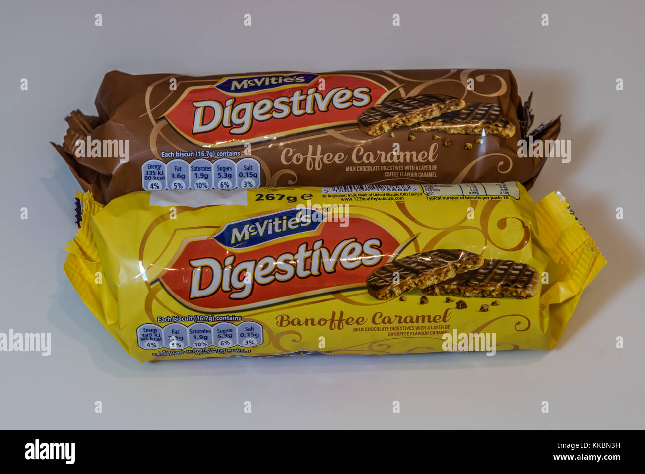 Pacchetto di McVities Banoffee caramello lungo il lato del caffè biscotti al caramello su uno sfondo bianco, Regno Unito 2017 Foto Stock
