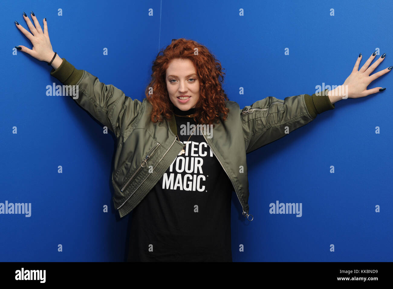 Fort Lauderdale, FL - gennaio 29: jess glynne pone per un ritratto alla stazione radio y-100. jessica hannah 'jess' glynne (nato il 20 ottobre 1989) è un cantante inglese e cantautore, firmato a Atlantic Records. Ella ha salito alla ribalta come un artista sulla pulizia del bandito singolo 'piuttosto essere' e percorso 94's 'my l'amore", che ha raggiunto il numero uno sulla uk singles chart nel 2014. Il suo debutto solistico singolo, 'proprio qui', ha raggiunto la top ten lo stesso anno il 29 gennaio 2016 a Fort Lauderdale, Florida persone: jess glynne Foto Stock